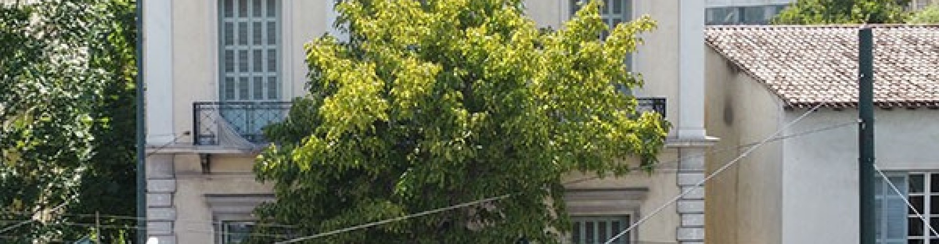 Εμβληματικό νεοκλασικό κτήριο του εθνικού ευεργέτη Σπύρου Μαγγίνα επι της οδού Πειραιώς 33